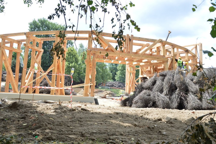 Bochnia. Trwa budowa tężni solankowej, obecnie układana jest tarnina