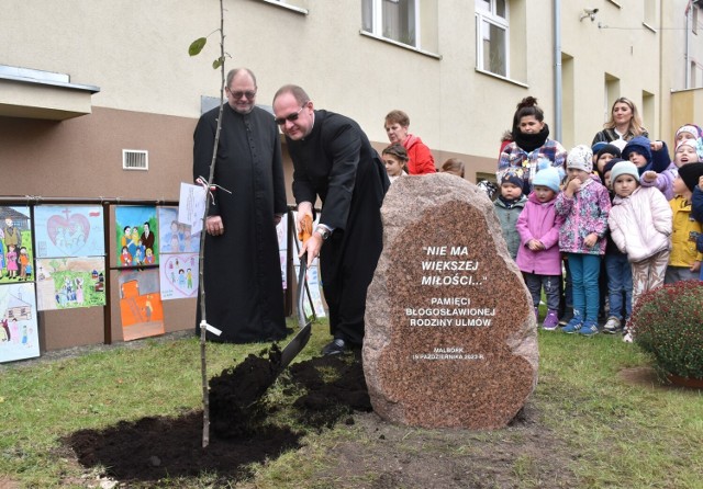 W zasadzeniu drzewka wziął udział m.in. ks. Sławomir Głodzik z parafii Matki Boskiej Nieustającej Pomocy. W tle ks. proboszcz Arkadiusz Śnigier i dzieci z grupy przedszkolnej malborskiego "Katolika".