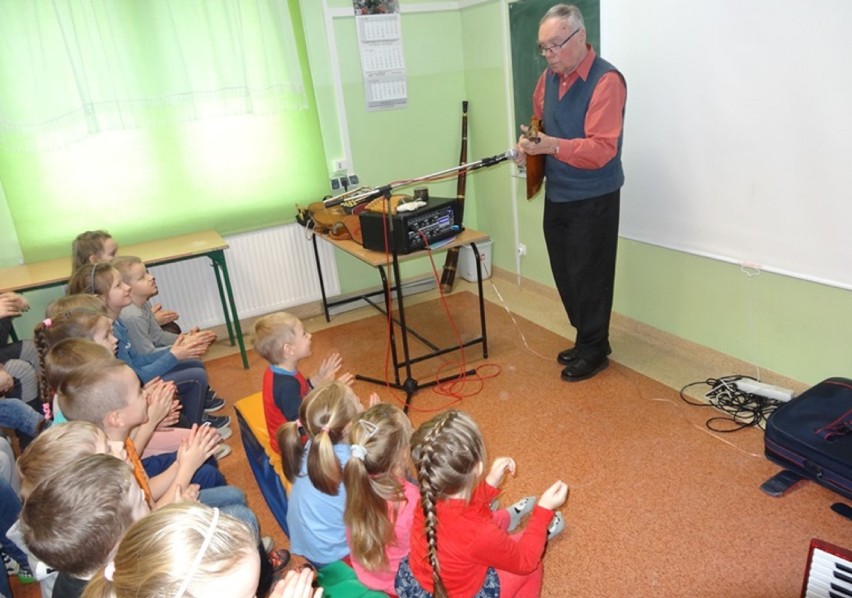 Uczniowie z Ciepielewa spotkali się z niezwykłym artystą i poznali wiele instrumentów