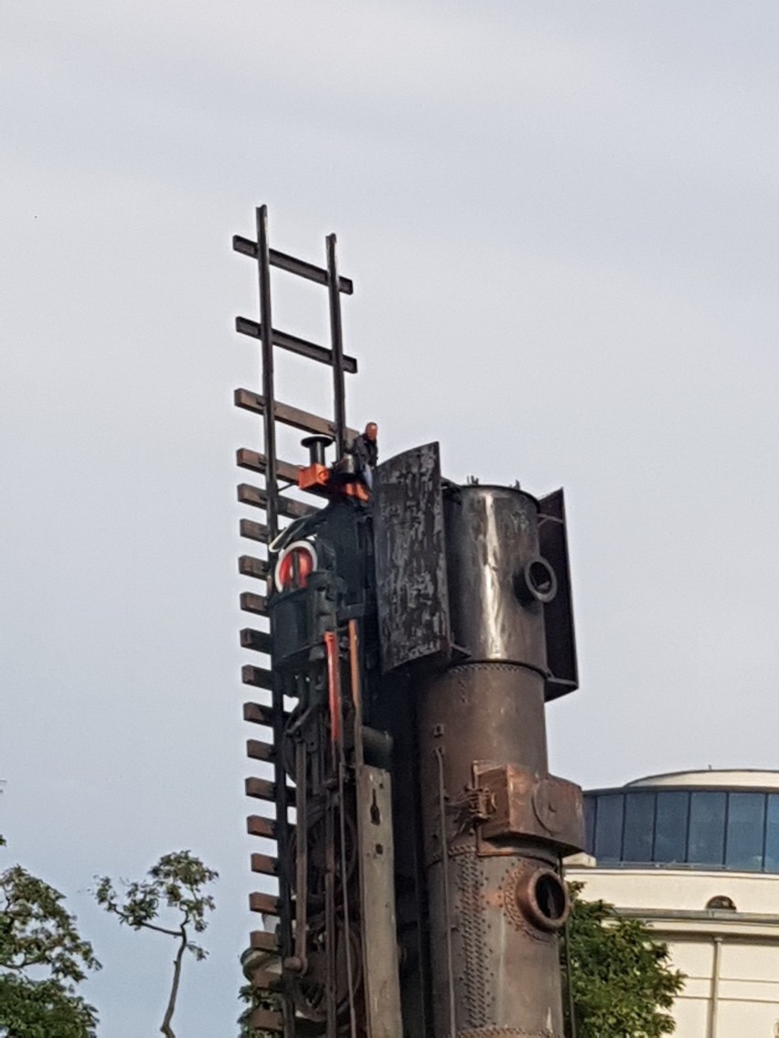 Kolejny mężczyzna na lokomotywie na placu Strzegomskim