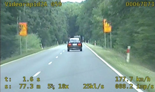 Policjanci z Prudnika, którzy poruszali się nieoznakowanym radiowozem, namierzyli 16-latka, który jechał z prędkością blisko 180 km/godz.