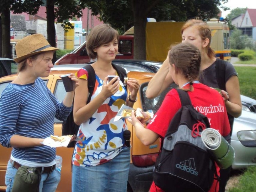 Pielgrzymi z wizytą w Budzyniu. Mieszkańcy częstowali ich obiadem [FOTO]