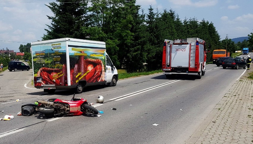 Dramat na drodze pod Nowym Sączem. Ranną motocyklistkę zabrał śmigłowiec LPR