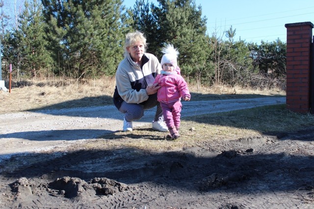 Maria Błajda wraz z wnuczką Hanią musi przedzierać się przez błoto i kałuże, by dostać się na plac zabaw