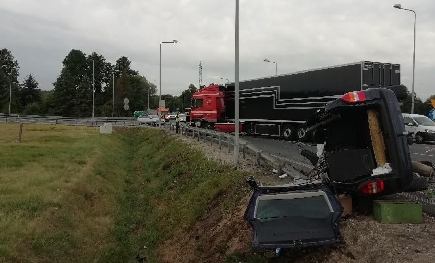 Śmiertelny wypadek koło Pabianic. Zderzenie trzech pojazdów przy węźle S14. Nie żyje 43-letni mężczyzna