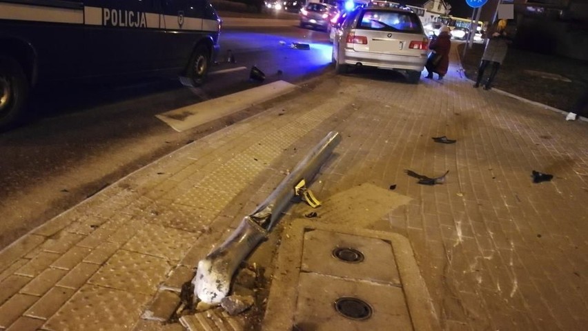 Wypadek na skrzyżowaniu Okrzei - Wronia we Włocławku. BMW wjechał na chodnik i potrącił rowerzystę 