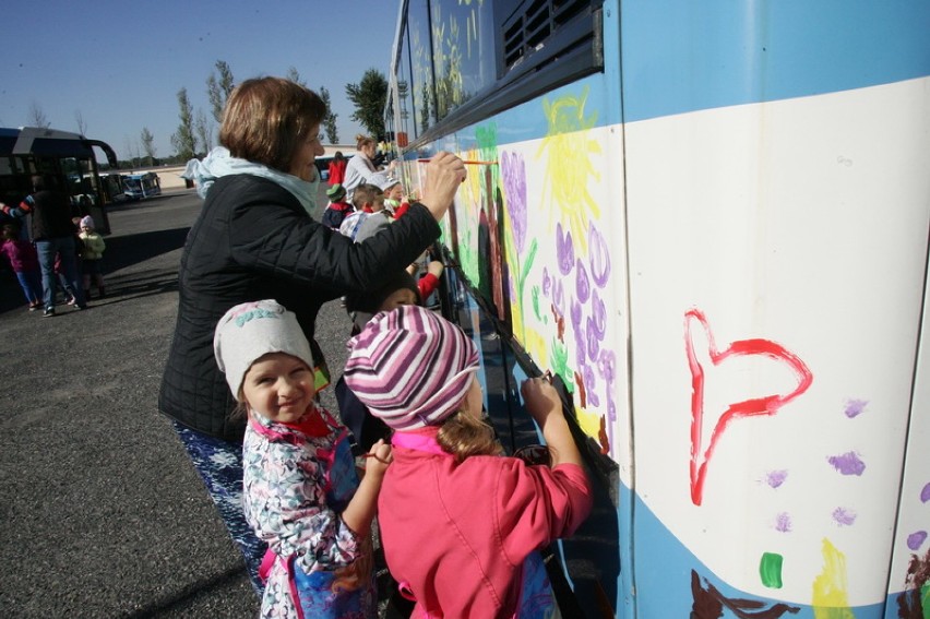 Dzieci malują autobus w Legnicy (ZDJĘCIA)