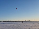 Snowkiting w powiecie puckim: zimowi kitesurferzy pojawili się na polach pokrytych śniegiem | ZDJĘCIA, WIDEO
