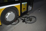 Pleszew. 30-latek prowadził rower i... nagle rzucił nim w autobus