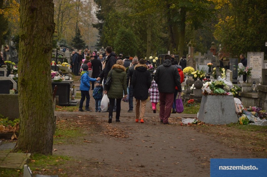 Wszystkich Świętych 2017. Tłumy na cmentarzu komunalnym we Włocławku [zdjęcia]