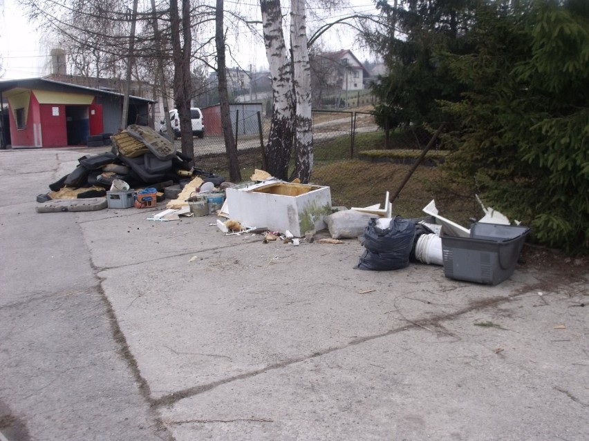 Iwkowa. Śmieci porzucone w centrum miejscowości. Mieszkańcy są wściekli. Wójt: To twórczy nieporządek [ZDJĘCIA]