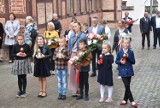 Malbork. 82 rocznica agresji ZSRR na Polskę. Mieszkańcy złożyli kwiaty pod tablicą poświęconą Sybirakom 