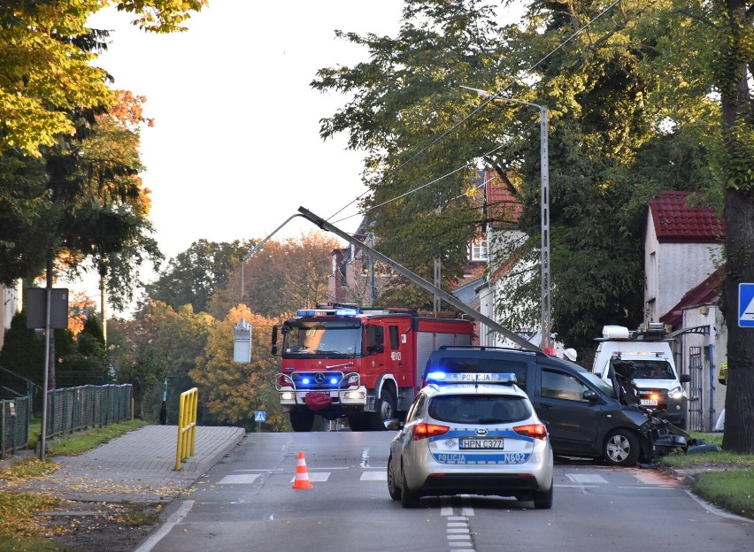 Malbork. Wypadek na ul. 500-lecia. Samochód osobowy uderzył w słup energetyczny i drzewo