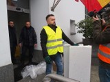 Radny z Aleksandrowa chciał zamurować drzwi do Urzędu Miasta Łodzi ZDJĘCIA