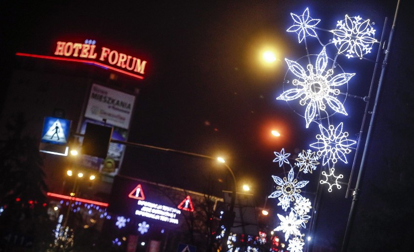 Świąteczne światełka już zdobią ulice Rzeszowa. Zobacz zdjęcia [FOTOGALERIA]