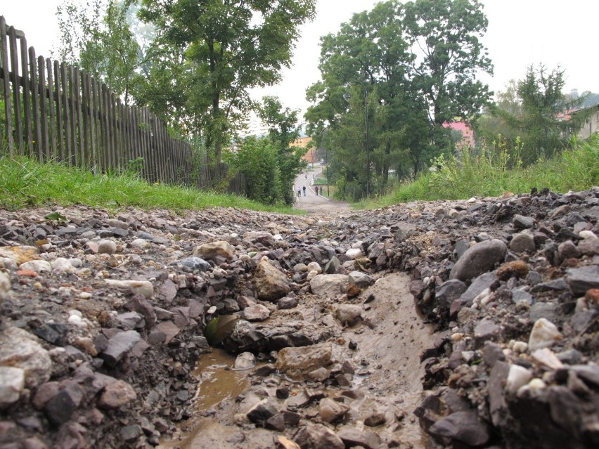 Ulewne deszcze odsłoniły niedostatki ulicy Wincentego Pola w...