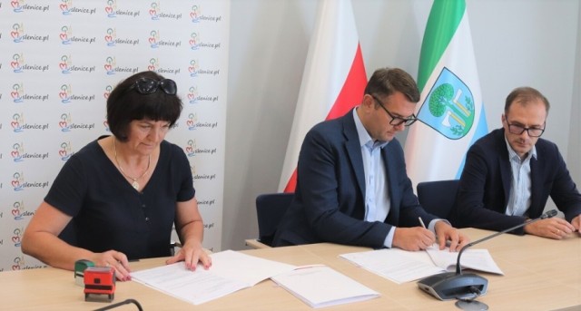 Podpisanie umowy na budowę chodnika w Borzęcie