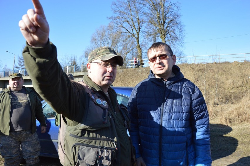 Wędkarze, młodzież i ochotnicy sprzątali Radunię na odcinku Somonino - Kiełpino. Śmieci nie brakuje ZDJĘCIA, WIDEO