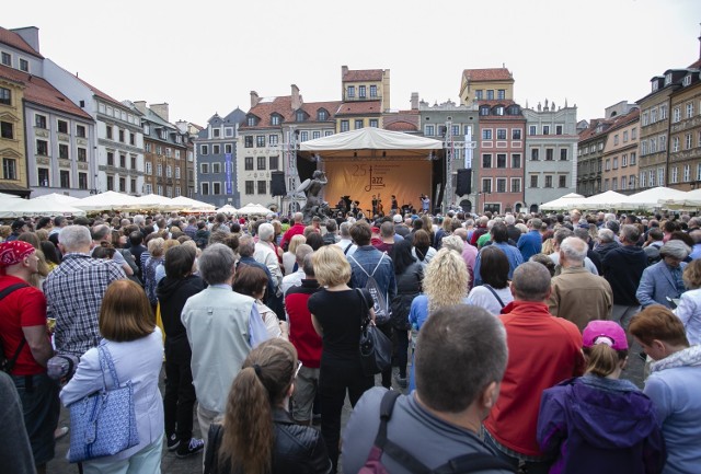 Trwa 26. Międzynarodowy, Plenerowy Festiwal Jazz na Starówce. Tegoroczna edycja wydarzenia odbywa się pod znakiem polskich wykonawców - POLISH EDITION na znak solidarności i wsparcia rodzimej sceny jazzowej w tak trudnym dla branży muzycznej czasie pandemii. 

Od lipca w Warszawie występują gwiazdy polskiego jazzu i wybitni artyści. W najbliższą sobotę na scenie pojawi się:
- Michał Urbaniak – skrzypce, saksofon
- Michael Patches Stewart - trąbka
- Wojciech Karolak - organy Hammonda
- Gabriel Niedziela - gitara
- Frank Parker - perkusja

Wstęp wolny. 

Godzina rozpoczęcia: 19.00
Adres: Rynek Starego Miasta