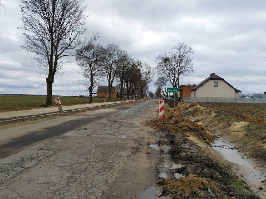 Droga z Łąkocin do Jankowa Zaleśnego niczym tafla lodu. Równa i bez dziur. Dodatkowo wzbogacona ścieżką rowerową 