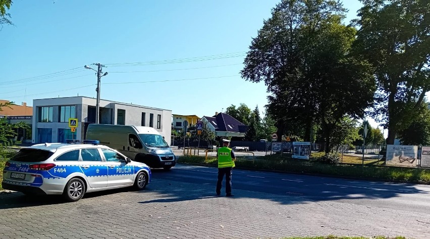 Policjanci z Radomska prowadzą akcję "Bezpieczna droga do szkoły 2023". FILM
