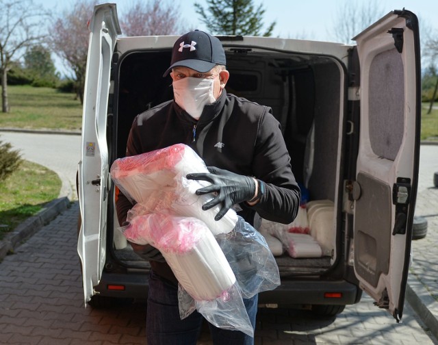 5 tys. maseczek, 250 przyłbic ochronnych i 200 litrów płynu do dezynfekcji rąk – tyle środków ochrony przekazali w poniedziałek Wojewódzkiemu Szpitalowi w Przemyślu radna Rady Miejskiej Monika Jaworska-Żurawka w imieniu klubu radnych "Wspólnie dla Przemyśla" i kierownik Biura Prezydenta Przemyśla Maciej Wolański. Maseczki zakupiono dzięki zbiórce pieniędzy na portalu zrzutka.pl, którą zainicjował radny Rady Miejskiej w Przemyślu Marcin Kowalski.

ZOBACZ TEŻ: Gospodarka. Co nas czeka w ciągu kolejnych miesięcy? Rozmowa z ekonomistą
