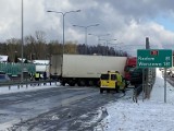 Ciężarówka wpadła w poślizg i uderzyła w bariery. Zobacz zdjęcia