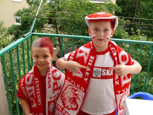 Damian (4 lata) i Mateusz (7 lat) dzielnie kibicują polskiej drużynie!