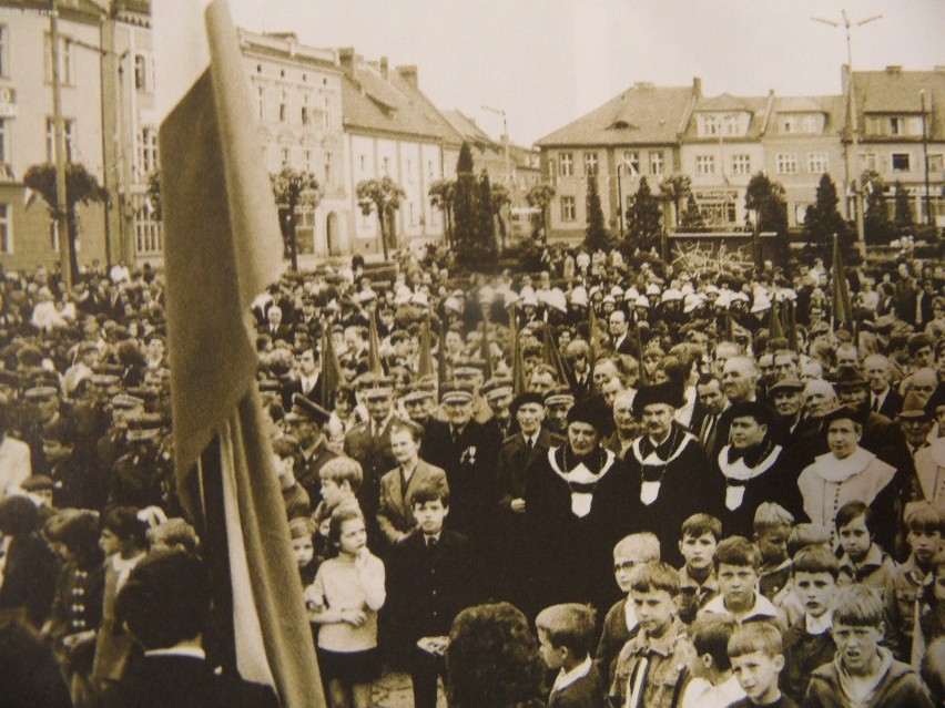 "Potem ulicami miasta przeszedł pochód manifestacyjny, w...