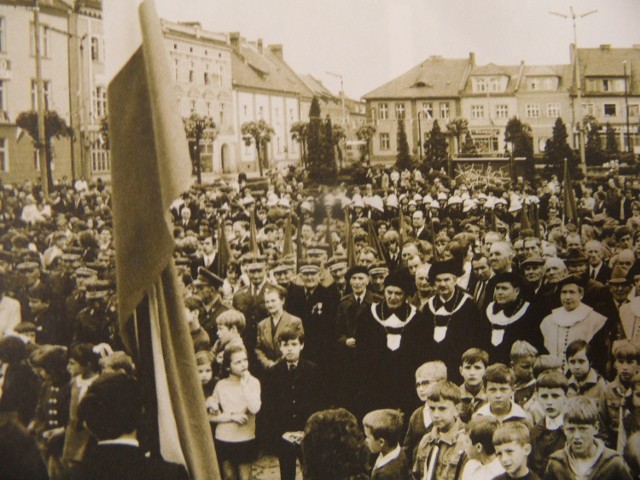 "Potem ulicami miasta przeszedł pochód manifestacyjny, w którym szczególną uwagę przykuwały średniowieczne stroje radnych i członków Komitetu Obchodów Jubileuszu oraz ludowe stroje zespołów artystycznych, działających przy w Miejskim Ośrodku Kultury i w szkołach" - pisze Barbara Kieczka w "Leksykonie Żorskim".