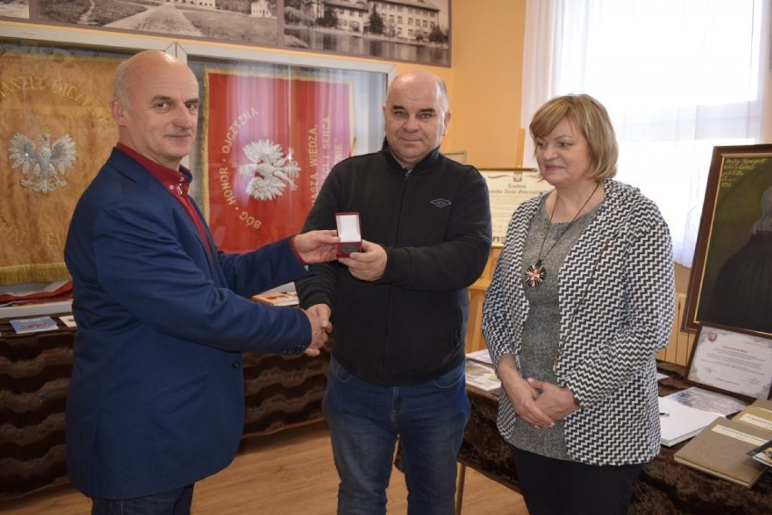 Szkoła Podstawowa w Czerniejewie otrzymała bezcenny dar do szkolnej Izby Tradycji