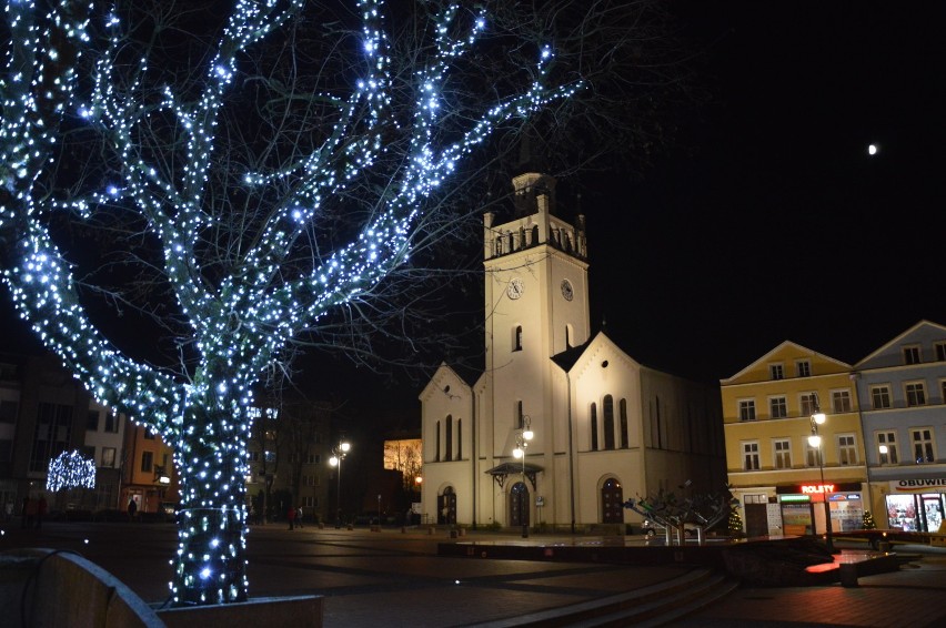 W Bytowie czuć już święta. Zamontowane zostały dekoracje (FOTO)