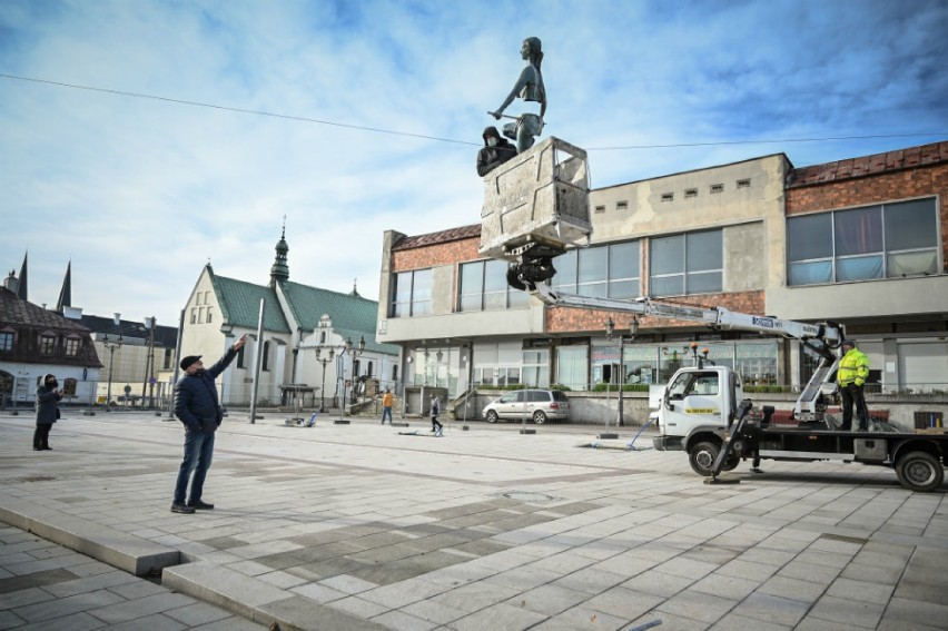 Pierwsze balansujące rzeźby Jerzego Kędziory zawisły na Starym Rynku w Częstochowie. To dopiero początek
