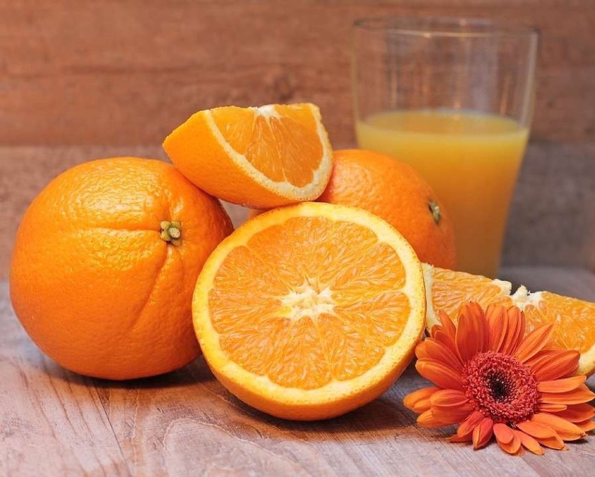 Pomarańcze mają właściwości odchudzające. Średnia pomarańcza...