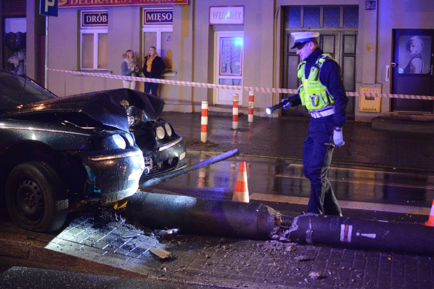 Samochód ściął latarnię w Grudziądzu. Kierowca uciekł, szuka go policja [zobacz zdjęcia]