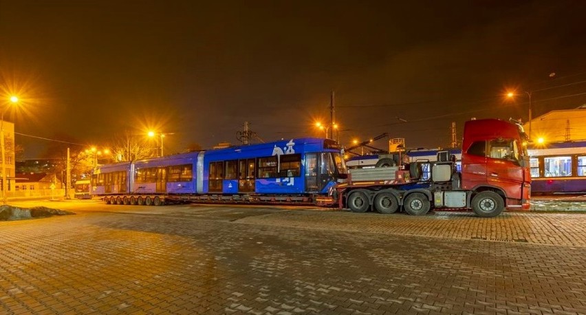 Kraków. Do miasta dotarł 25 tramwaj typu Lajkonik. Połowa kontraktu na dostawę nowych pojazdów została zrealizowana [ZDJĘCIA]