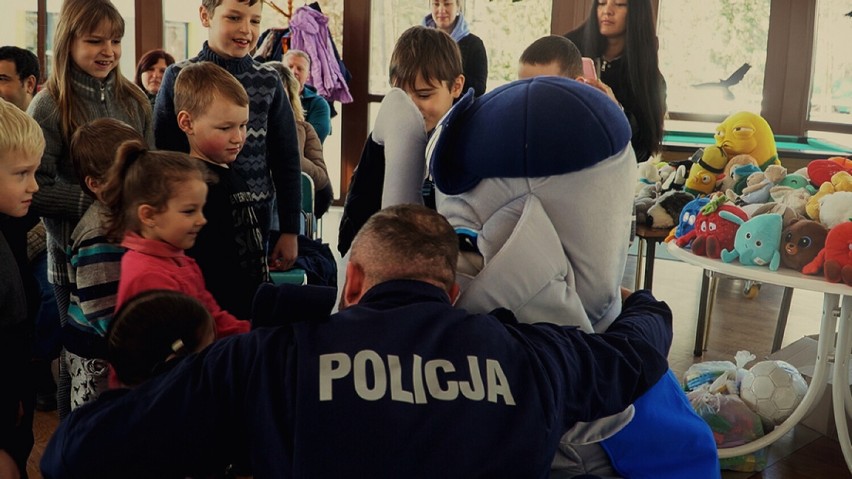 Policjanci i pracownicy nowodworskiej policji zorganizowali zbiórkę dla dzieci z Ukrainy