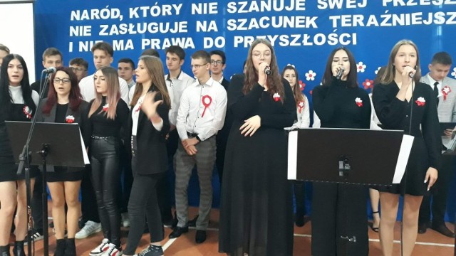W czwartek w jędrzejowskim "Grocie" odbyła się uroczysta akademia z okazji nadchodzącego Dnia Niepodległości. Uczniowie zaprezentowali swoim rówieśnikom montaż słowno-muzyczny o patriotyzmie i historii Polski.