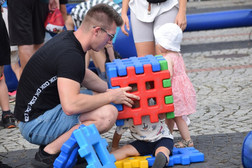 Sieradz na niebiesko - akcja Fundacji Dzieciom Puzzle na Rynku ZDJĘCIA