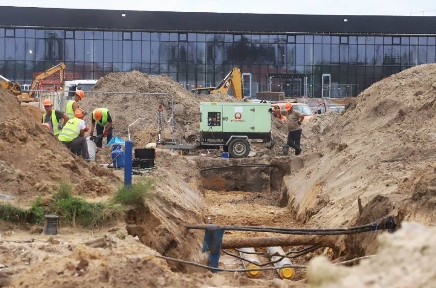 Budowa lotniska w Radomiu. W terminalu trwają prace wykończeniowe, na drodze kołowania układają asfalt. Kiedy pierwsze loty?