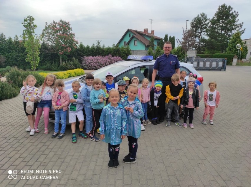 Policjanci z Rawicza przed wakacjami odwiedzają uczniów i przedszkolaków. Ostrzegają przez wakacyjnymi zagrożeniami [ZDJĘCIA]