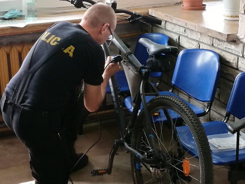 Policjanci z Włocławka oznakowali 40 rowerów [zdjęcie]