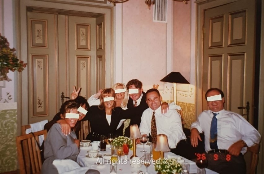 Nikodem Skotarczak z żoną i przyjaciółmi