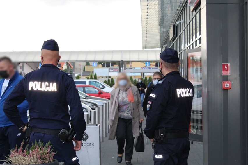 Wieluńscy policjanci sprawdzają, czy mieszkańcy przestrzegają obostrzeń