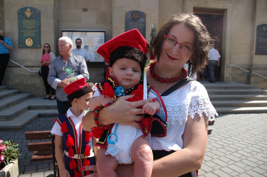 Dożynki w bazylice. Wieniec przygotowało Koło Gospodyń Wiejskich ze Stróżówki. Prowadziła je konna banderia