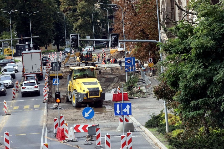 Trwa przebudowa placu Słowiańskiego w Legnicy. Są utrudnienia w ruchu, zobaczcie aktualne zdjęcia