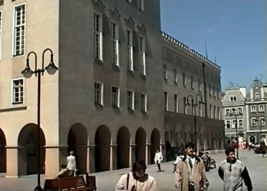 Ratusz i rynek wiosną 1997 roku.