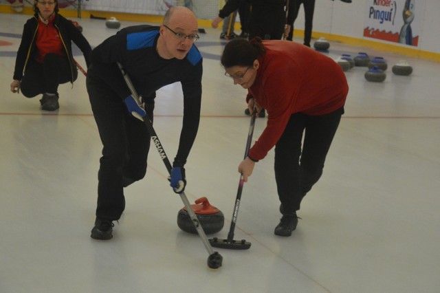 Od czwartku lodowisko Powiatowego Centrum Sportu w Bełchatowie opanowali curlerzy z całego kraju rywalizujący w XI Turnieju Curlingowym o Puchar Starosty Bełchatowskiego.