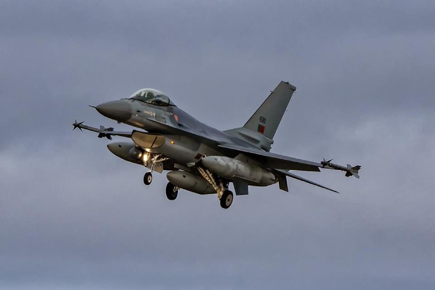 Malbork. Portugalczycy na F-16 przylecieli ćwiczyć z naszymi pilotami [ZDJĘCIA]. Czekają na powrót MiG-ów 29 na niebo