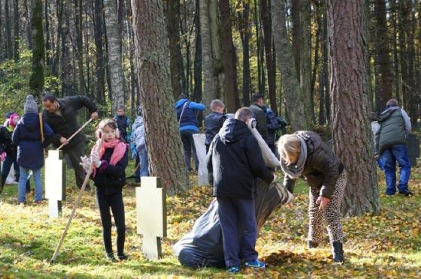 Leśnicy i uczniowie posprzątali groby